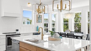 雪櫃、微波爐、焗爐、爐具