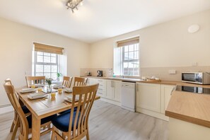 Microwave, oven, dishwasher, cookware/dishes/utensils - 2 Bed in Berwick-upon-Tweed (oc-l32027) (Kyloe)