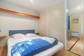 2 bedrooms, WiFi - Mobile Home in "Village de Gîtes" with Shared Pool (Calviac-en-Périgord)