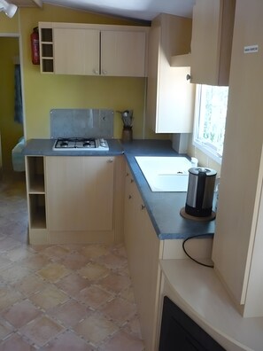 Frigorífico, microondas, placa de cocina y cafetera o tetera