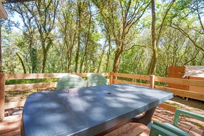 Outdoor dining - Mobile Home in "Village de Gîtes" with Shared Pool (Calviac-en-Périgord)