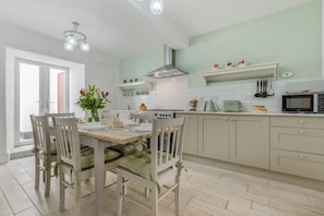 Microwave, oven, dishwasher, cookware/dishes/utensils - 4 Bed in West Looe (oc-f31902) (Looe)