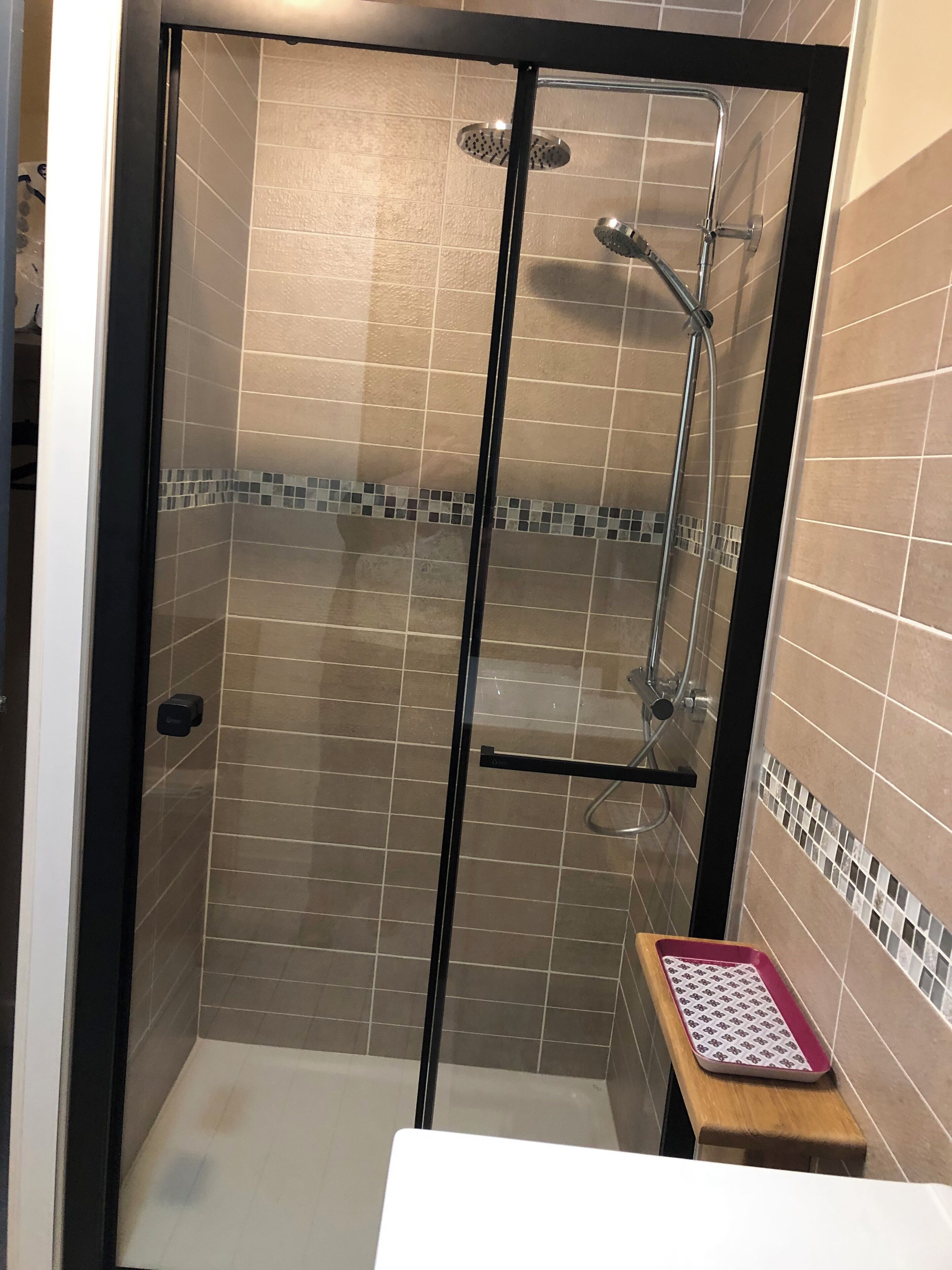 Douche, sèche-cheveux, serviettes fournies, savon