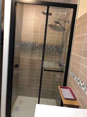 Douche, sĂšche-cheveux, serviettes fournies, savon