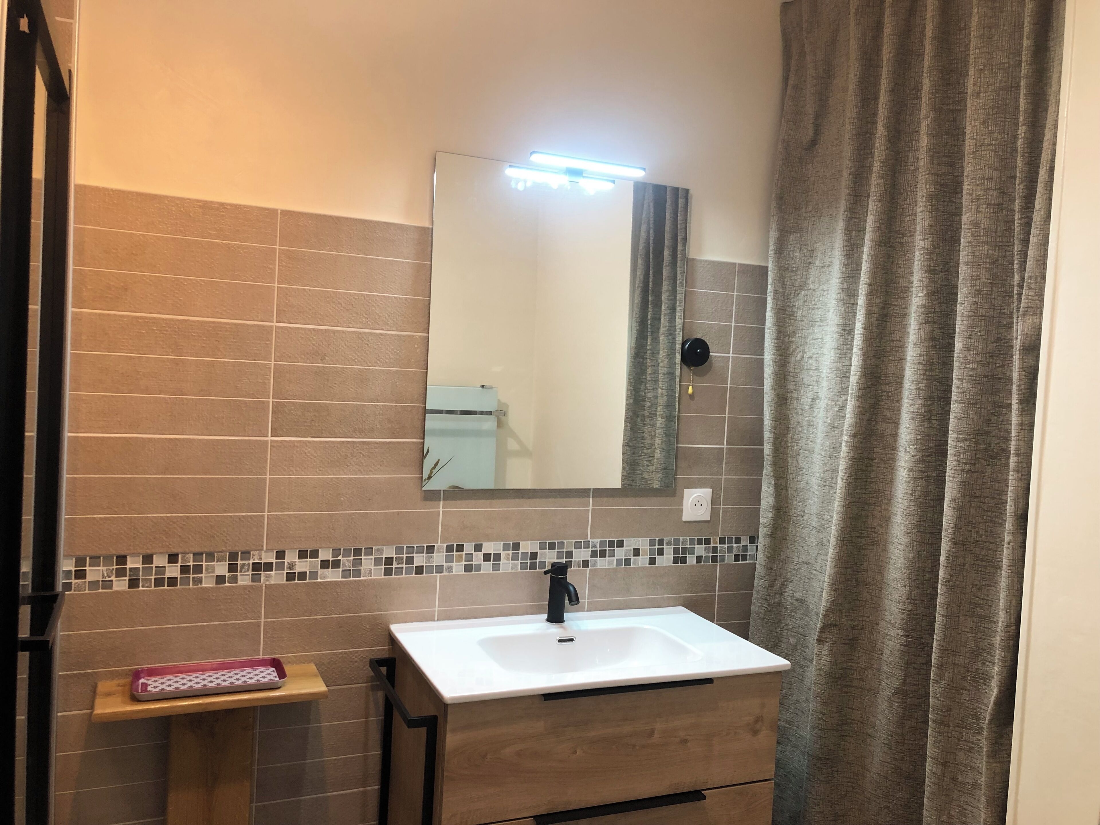 Douche, sèche-cheveux, serviettes fournies, savon