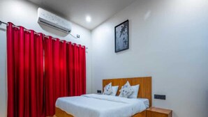 Desk, WiFi (free), bed sheets - The Topaz Hotel (Bilaspur)