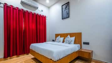 Desk, free WiFi, bed sheets