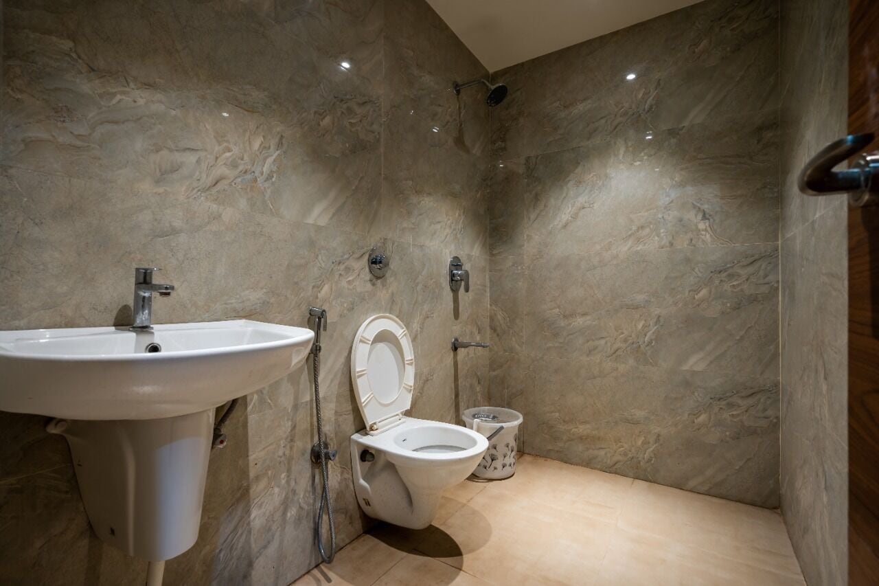 Chuveiro, chinelos, toalhas de banho, sabonete