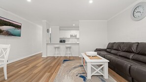 TV, books - Vandy’s Valhalla by Experience Jervis Bay (Huskisson)