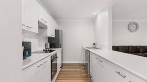 Fridge, microwave, oven, stovetop - Vandy’s Valhalla by Experience Jervis Bay (Huskisson)