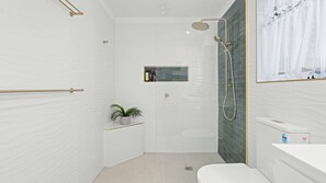 Shower, hair dryer, towels - Vandy’s Valhalla by Experience Jervis Bay (Huskisson)