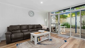 TV, books - Vandy’s Valhalla by Experience Jervis Bay (Huskisson)