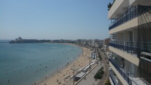 A coastal view with a beach, promenade, and a multi-story building with balconies. - Luxury Seafront Studio in Sables-d'Olonne (Les Sables-d'Olonne)