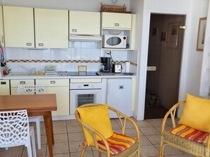 Fridge, microwave, oven, stovetop - Luxury Seafront Studio in Sables-d'Olonne (Les Sables-d'Olonne)