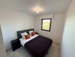 3 bedrooms, desk, WiFi, bed sheets