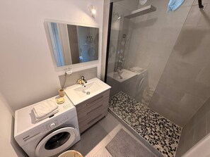 Towels - L’Escale d’Ovalie, GGL Stadium, Parking, Tram (Montpellier)