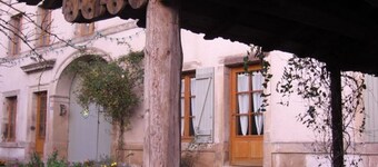 Charmant gîte à La Baffe avec cour fleurie et barbecue