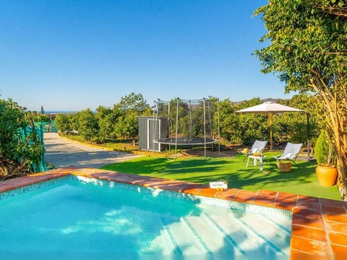 Villa Rocío: Private retreat with pool, pets welcome, 5 min from the beach