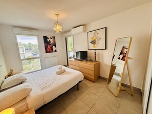 Een bureau, een strijkplank/strijkijzer, wifi, beddengoed