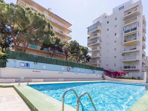 Pool - Cozy Apartment with Terrace and Pool Access Near Carles Buigas Avenue, Salou (Salou)