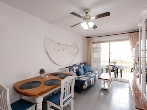 TV - Cozy Apartment with Terrace and Pool Access Near Carles Buigas Avenue, Salou (Salou)