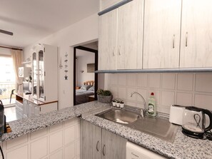 Fridge, microwave, oven, coffee/tea maker - Cozy Apartment with Terrace and Pool Access Near Carles Buigas Avenue, Salou (Salou)
