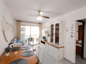 Dining - Cozy Apartment with Terrace and Pool Access Near Carles Buigas Avenue, Salou (Salou)