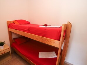 2 bedrooms, bed sheets - Apartment in Salou 50m from the beach, air-conditioned for 6 people with terrace and equipped kitchen (Salou)