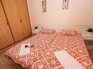 2 bedrooms, bed sheets - Apartment in Salou 50m from the beach, air-conditioned for 6 people with terrace and equipped kitchen (Salou)