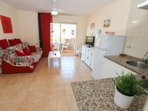 TV - Apartment in Salou 50m from the beach, air-conditioned for 6 people with terrace and equipped kitchen (Salou)