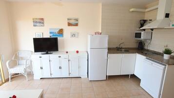 Fridge, microwave, dishwasher, coffee/tea maker