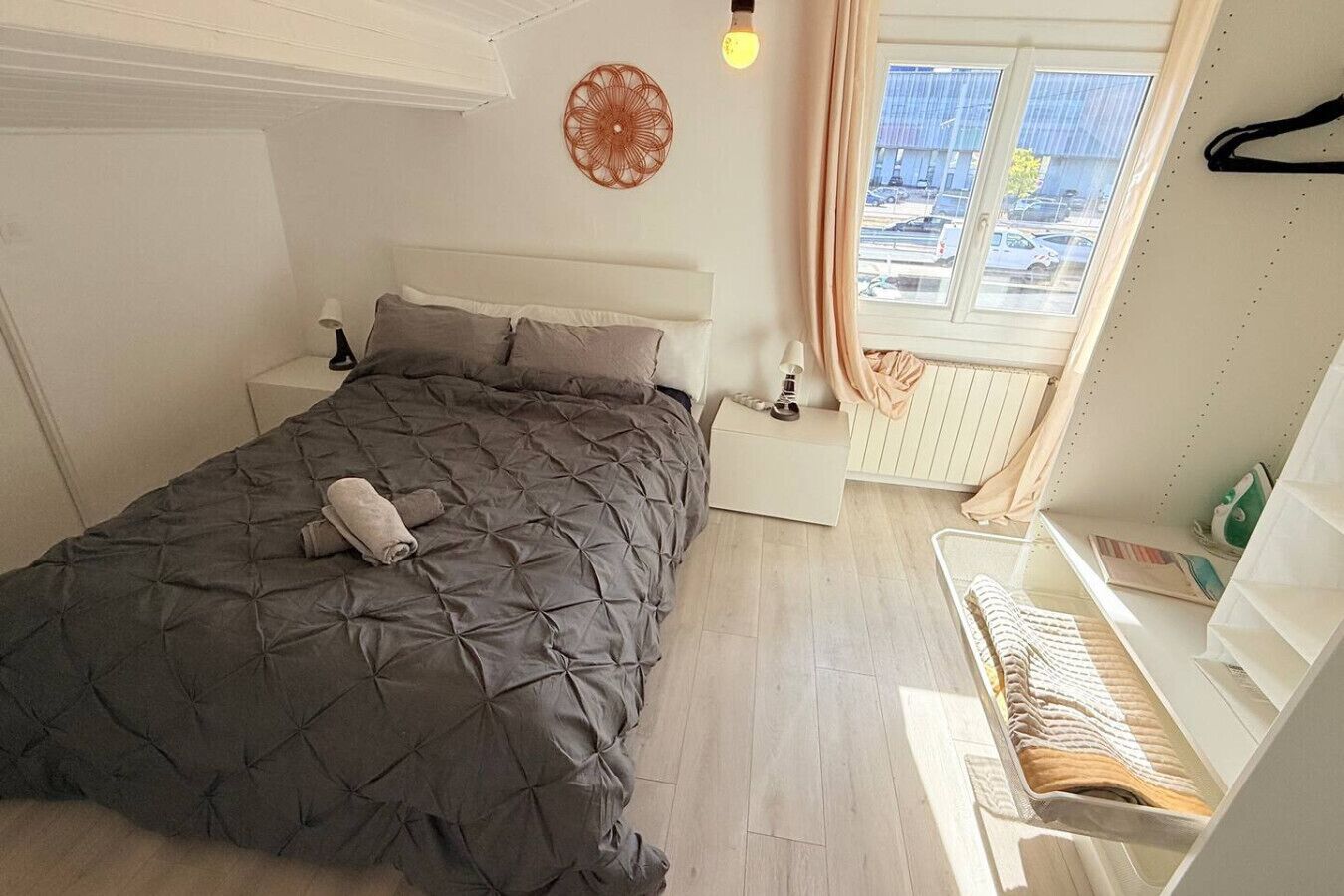 Bureau, lit parapluie, Wi-Fi, draps fournis