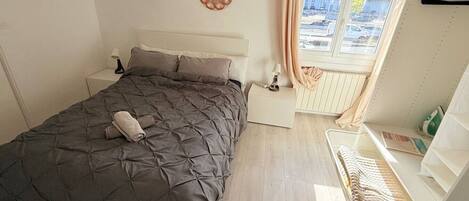 Bureau, lit parapluie, Wi-Fi, draps fournis