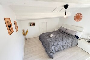 Bureau, lit parapluie, Wi-Fi, draps fournis