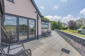 Terrace/patio - 6 Bed in Mynyddygarreg (oc-c32367) (Kidwelly)