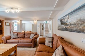 TV, fireplace - 6 Bed in Mynyddygarreg (oc-c32367) (Kidwelly)