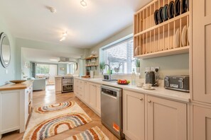 Microwave, oven, dishwasher, high chair - 6 Bed in Mynyddygarreg (oc-c32367) (Kidwelly)