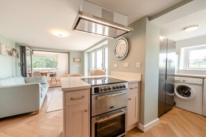 Interior - 6 Bed in Mynyddygarreg (oc-c32367) (Kidwelly)