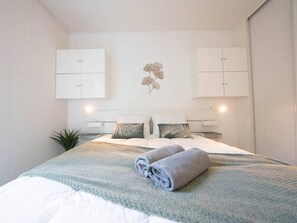 Desk, iron/ironing board, travel cot, WiFi - L`élégant - Terrasse et climatisation (Montpellier)