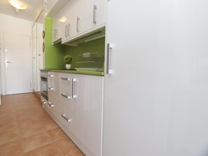 Refrigerador, microondas, horno y cafetera y tetera 