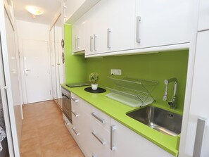 Fridge, microwave, oven, coffee/tea maker