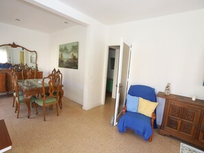 Dining - Spacious Apartment Near Salou Beach – Perfect for Families & Groups (Salou)