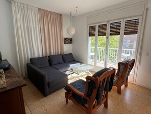 TV - Spacious Apartment Near Salou Beach – Perfect for Families & Groups (Salou)