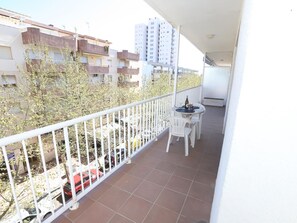 Outdoor dining - Spacious Apartment Near Salou Beach – Perfect for Families & Groups (Salou)