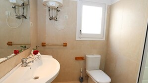 Ein Badezimmer mit Waschbecken, Toilette und Dusche.