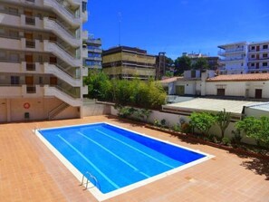 Pool - Cozy 1-Bedroom Apartment with Terrace and Pool View in Central Salou (Salou)