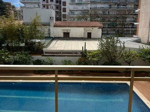 Pool - Cozy 1-Bedroom Apartment with Terrace and Pool View in Central Salou (Salou)