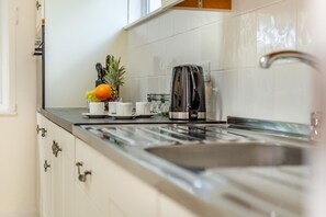 Oven, cookware/dishes/utensils - 2 Bed in Looe (oc-g32529) (Looe)