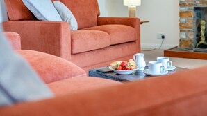 A living room with a sofa and a coffee table. - 2 Bed in Looe (oc-g32529) (Looe)