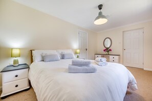 Tabla de planchar con plancha, wifi gratis y ropa de cama 